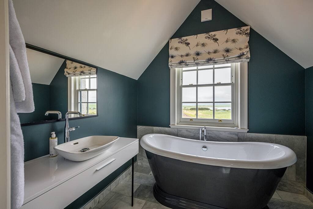 Bedroom 3: Dwarwick - ensuite bath