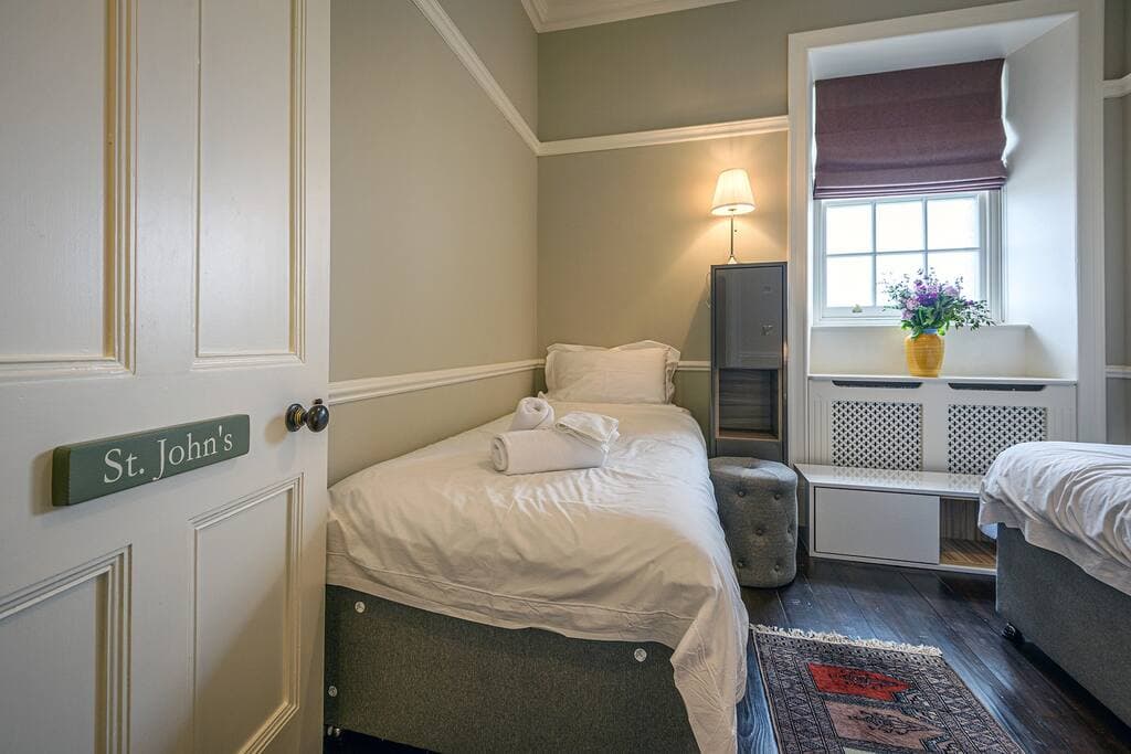 Bedroom 9: St John's - twin beds