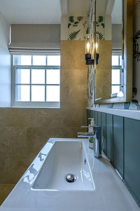 Bedroom 2: Morven - ensuite shower room