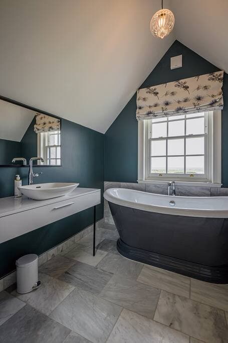 Bedroom 3: Dwarwick - ensuite bathroom