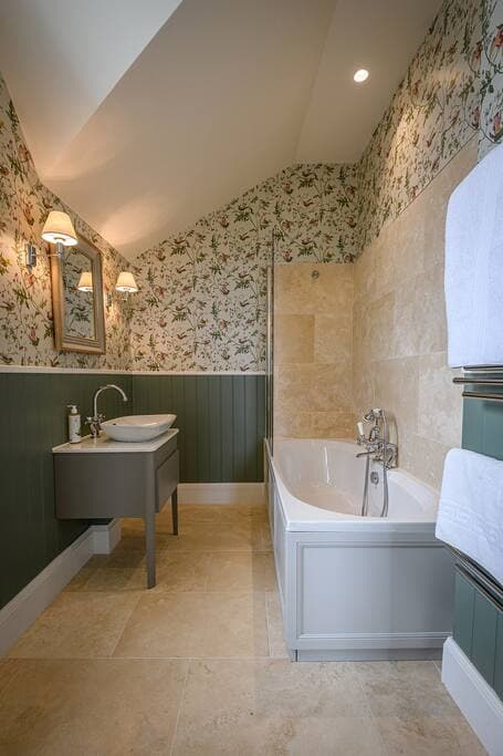 Bedroom 5: Mey - ensuite bathroom