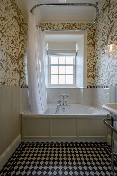 Bathroom 8 shared between bedrooms 8 and 9 (Stroma and St John's)