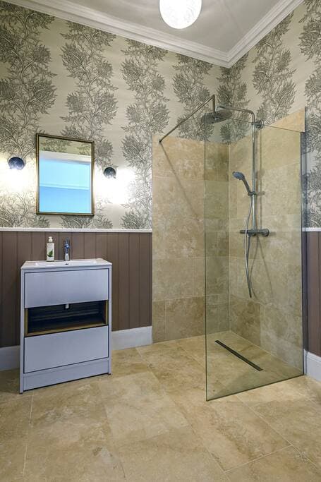 Bedroom 4: Holborn - ensuite shower room