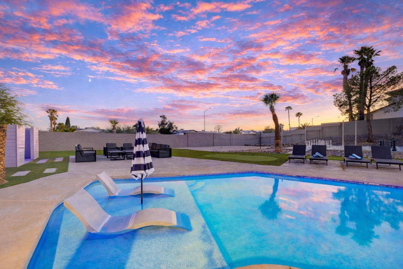 NV2017 Loungers pool.png