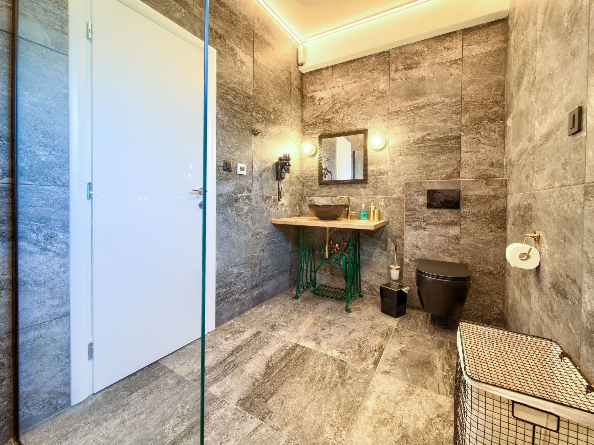 Bathroom / Wellness