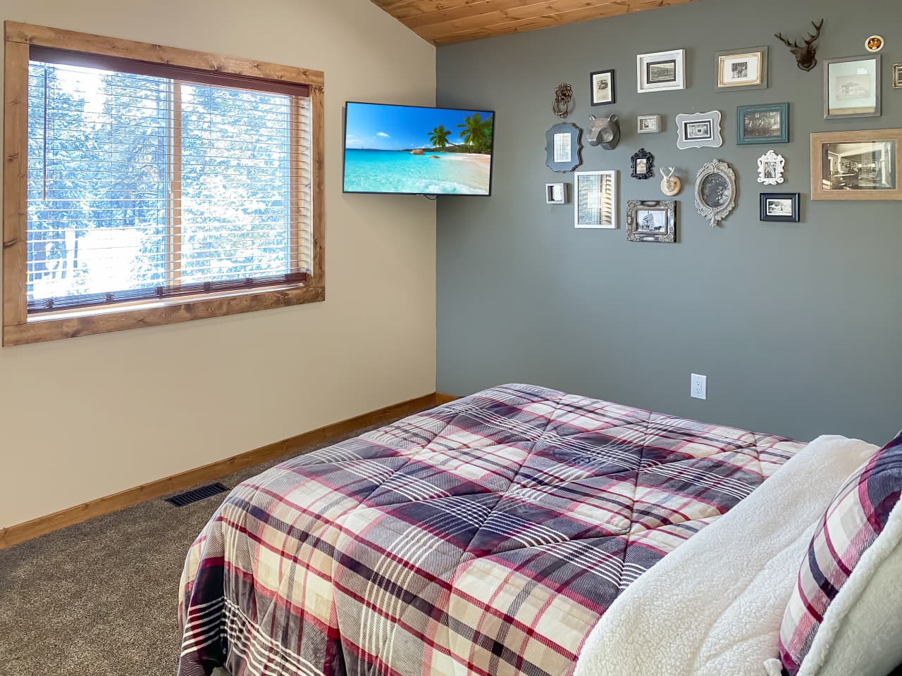 UT1396 Queen Bed.jpg