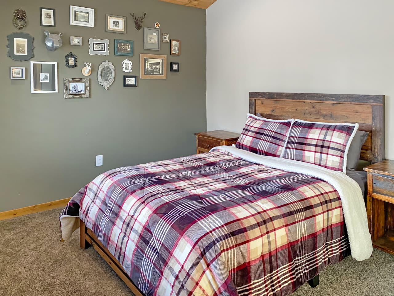 UT1396 Queen Bed 2.jpg