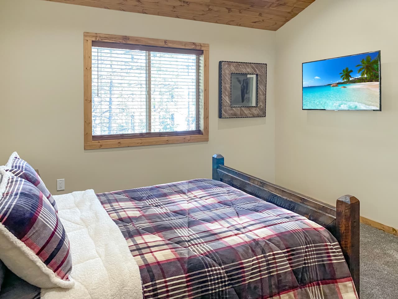 UT1396 King Bed 3.jpg