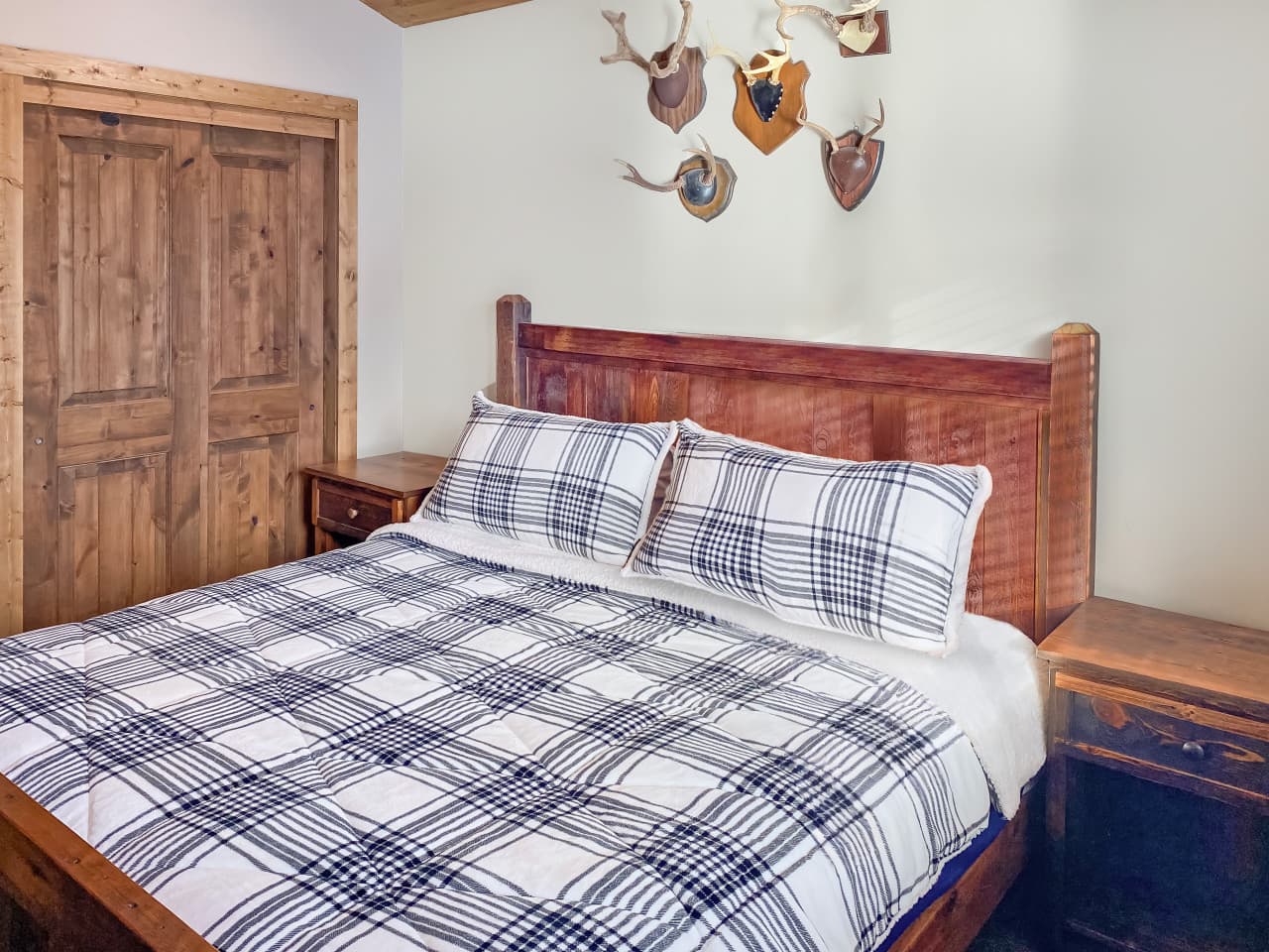 UT1396 King Bed.jpg