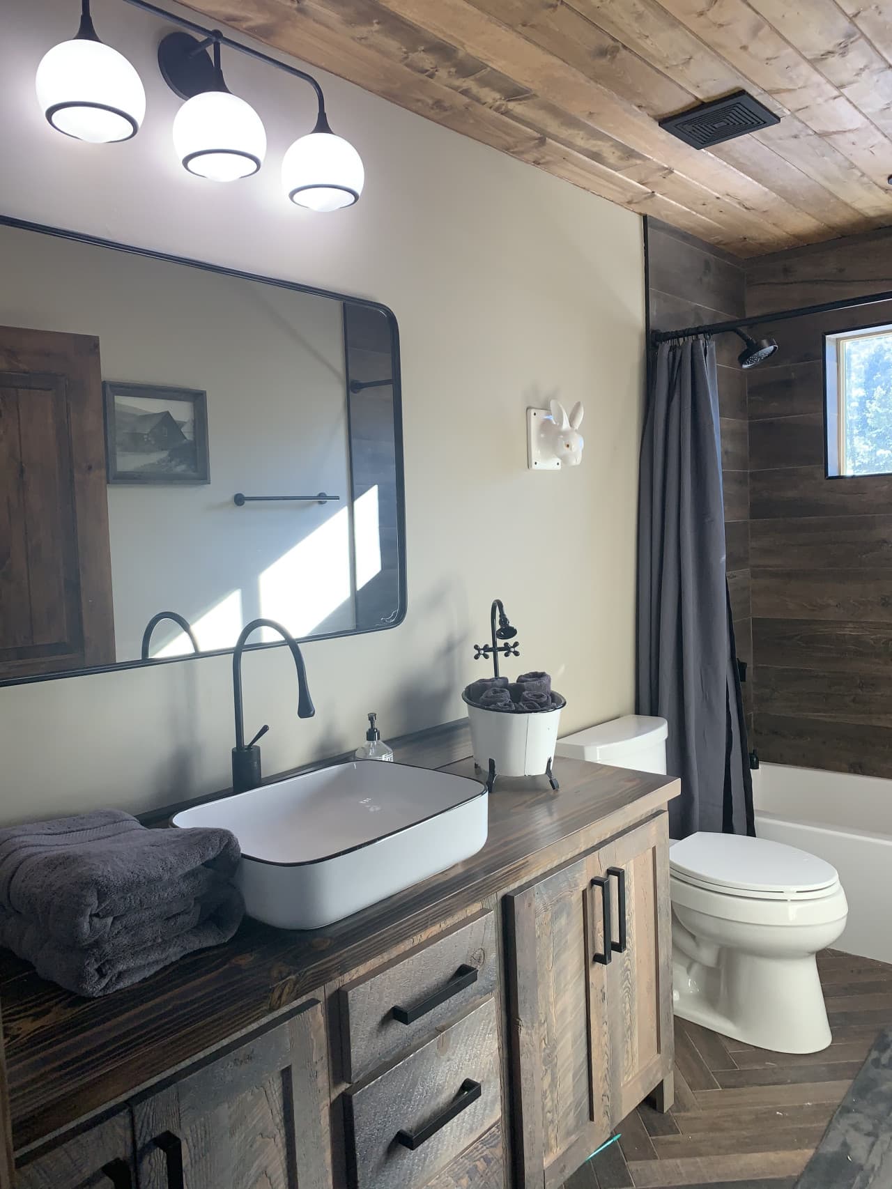 UT1396 Upstairs Bathroom.jpg