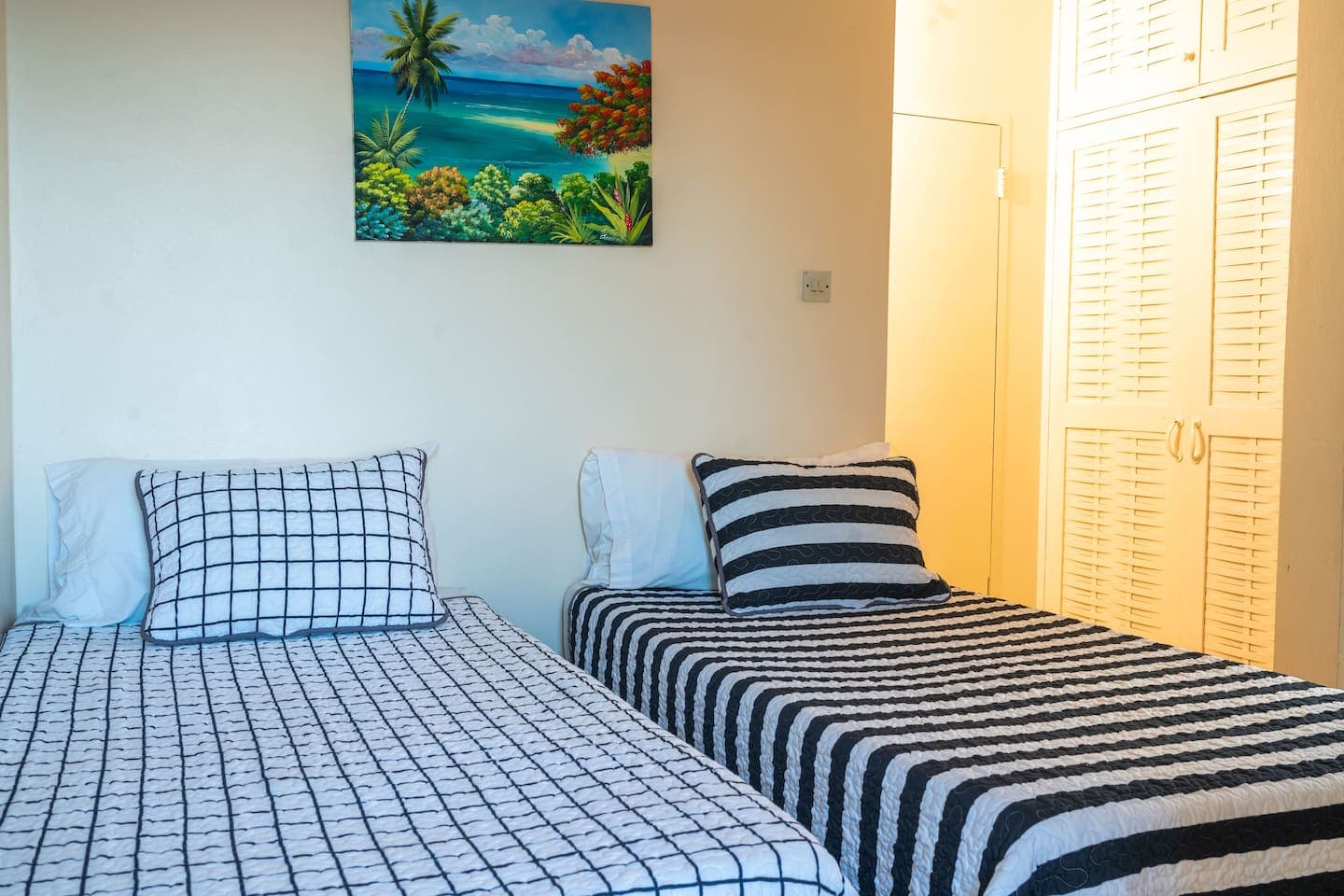 Twin bed guest room and ensuite bathroom with TV