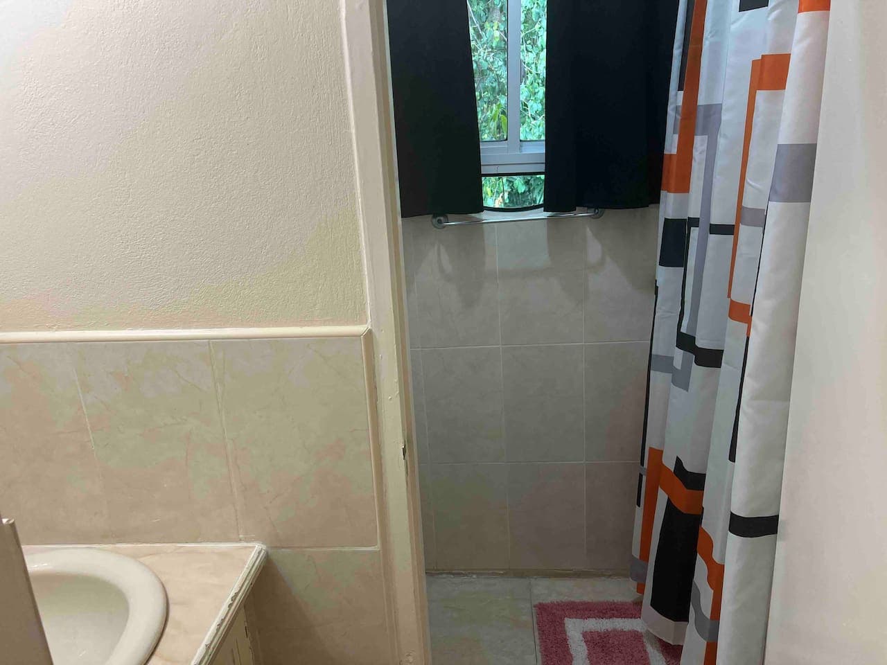 En-suite guest bathroom with stand up shower and shower mat. Perfect for guests with mobility challenges. 