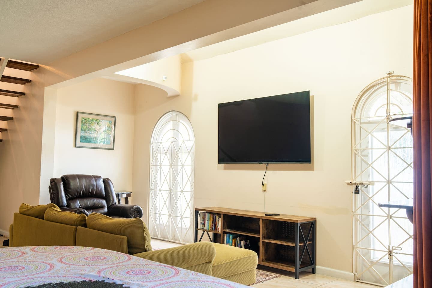 Modern and comfortable chaise lounge. Large screen TV with fast WIFI and books galore.