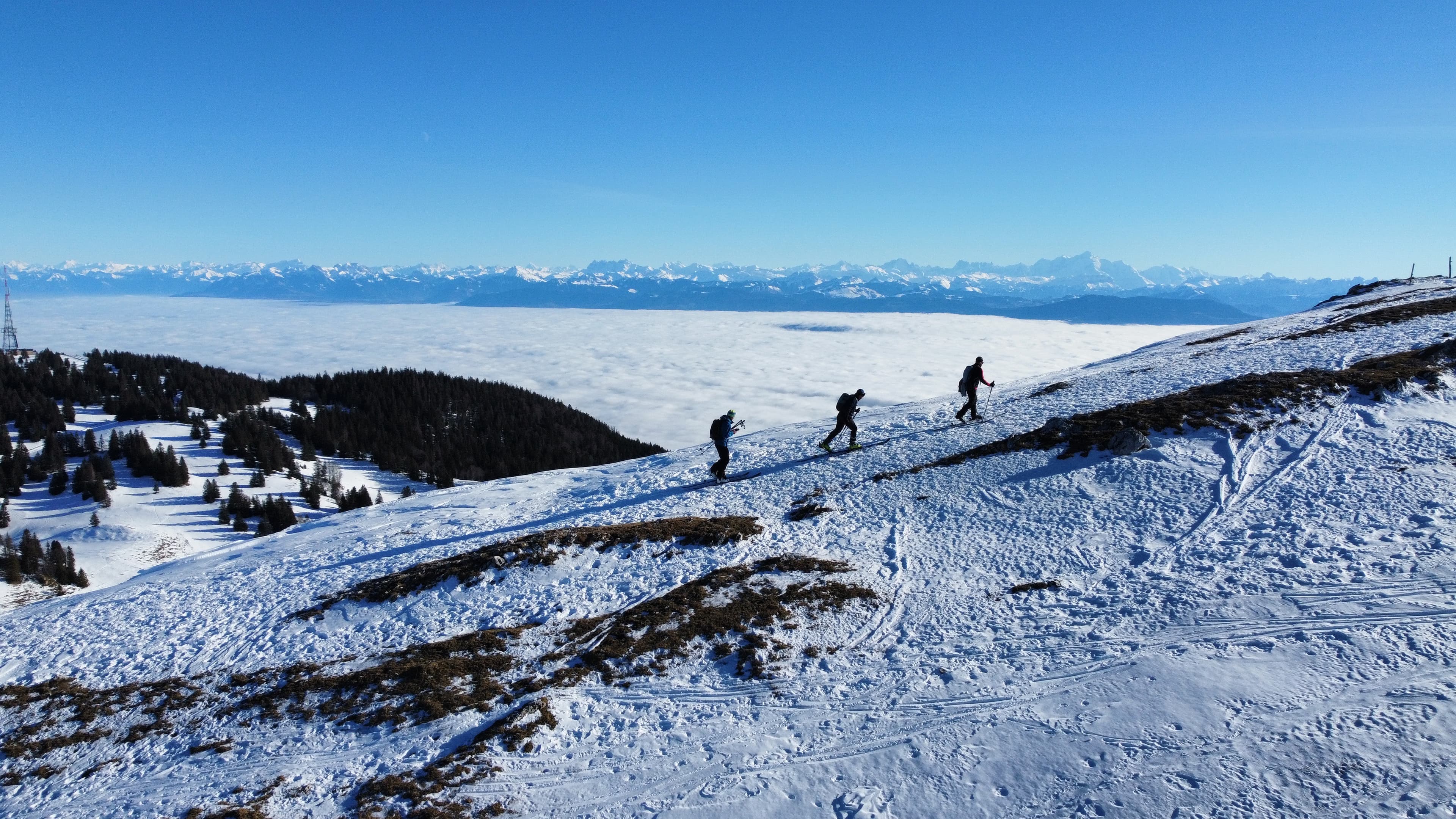 Ski de randonnée au sommet de la Dole, l'une des plus belle vue du Jura