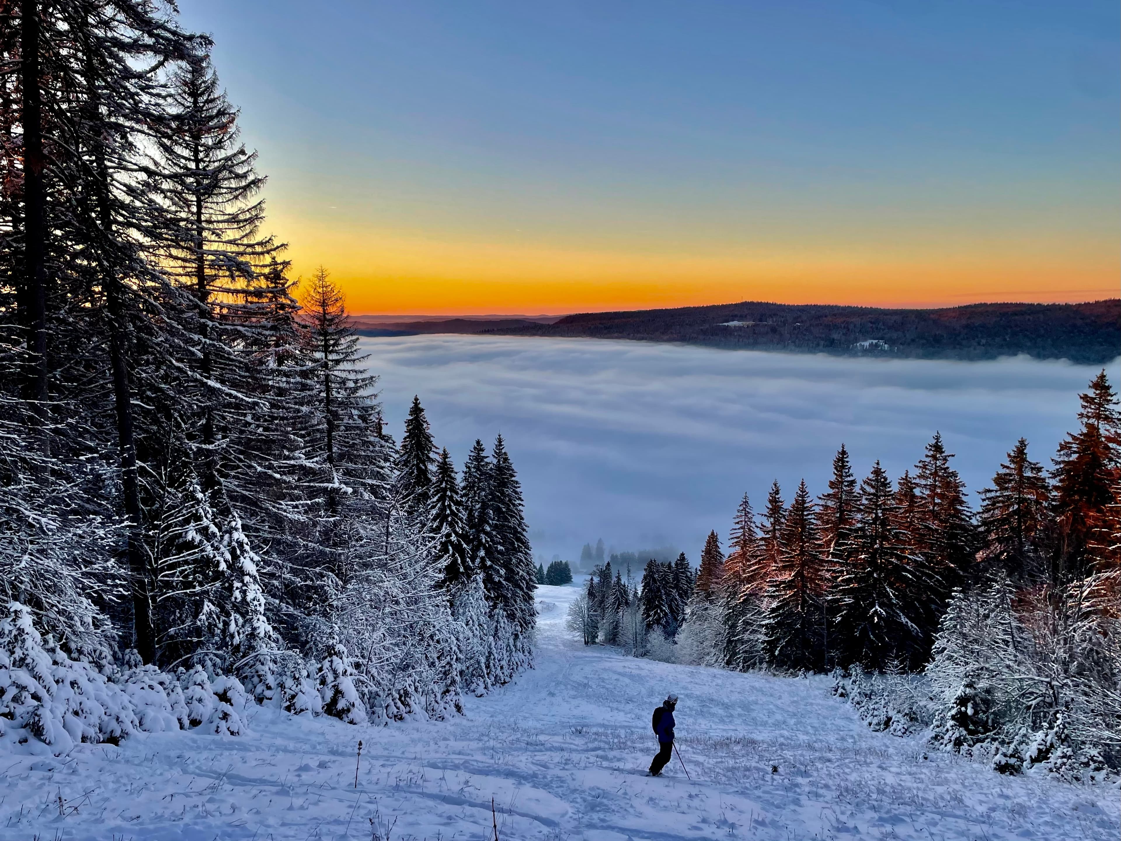 Ski de randonnée, mer de nuage sur le lac des Rousses