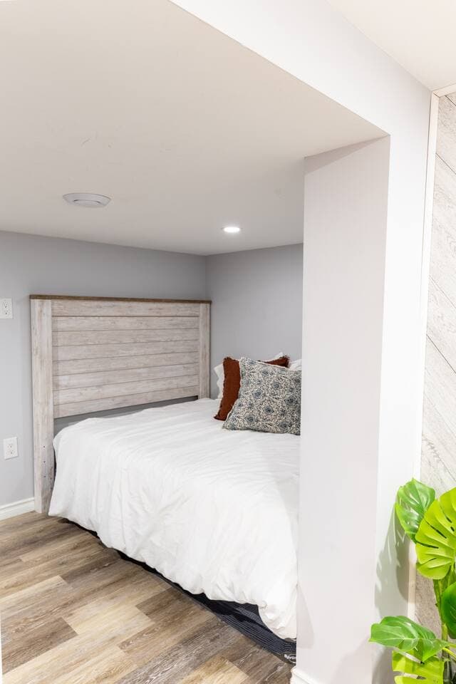 This cozy daybed doubles as an additional sleeping space and can comfortably accommodate two guests. While the home is licensed for 6 guests, the layout offers extra flexibility for families or groups who appreciate a little more room to spread out.