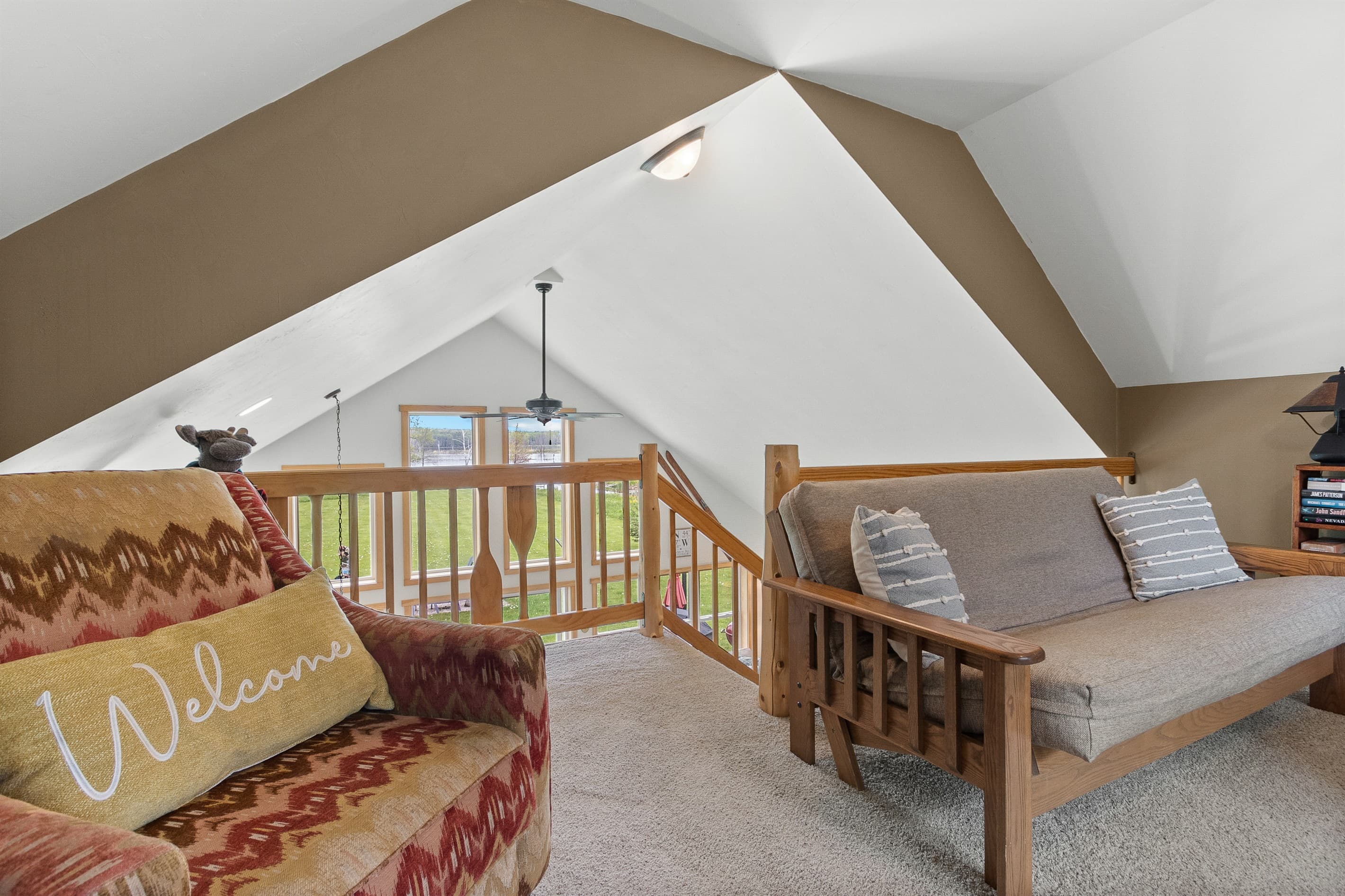 Welcome to our charming loft space, where you can enjoy a peaceful night's sleep in a spacious room that accommodates up to six people. In the morning, wake up to breathtaking views of our serene harbor.