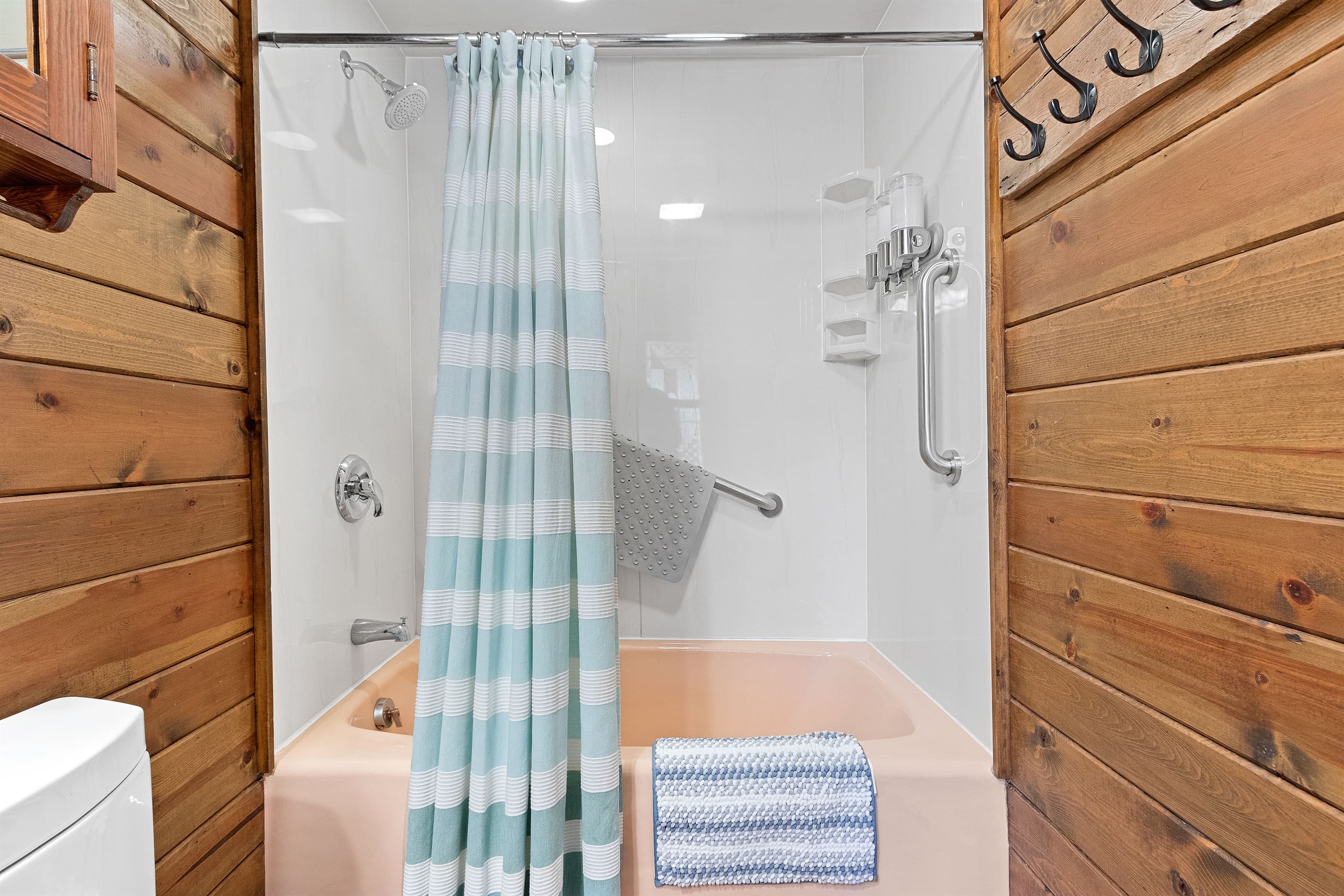Rocky Shores has a single but well appointed bathroom. You'll find ample body wash, shampoo and conditioner in the wall-mounted dispenser.