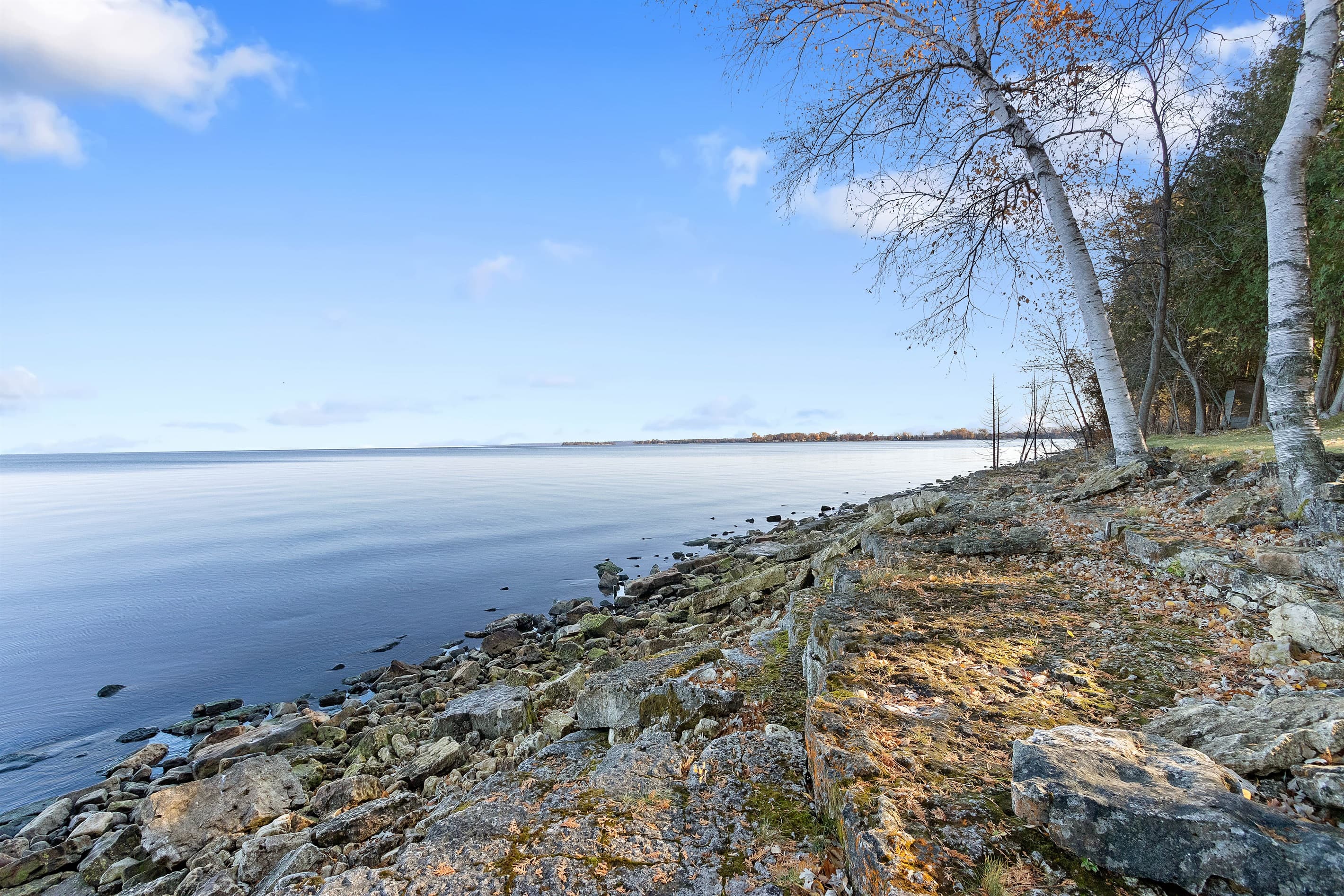 A private stretch of bay with everything you need to stay on it: kayaks, a fire pit, and a deck built for long evenings. Rocky Shores Retreat, Door County.