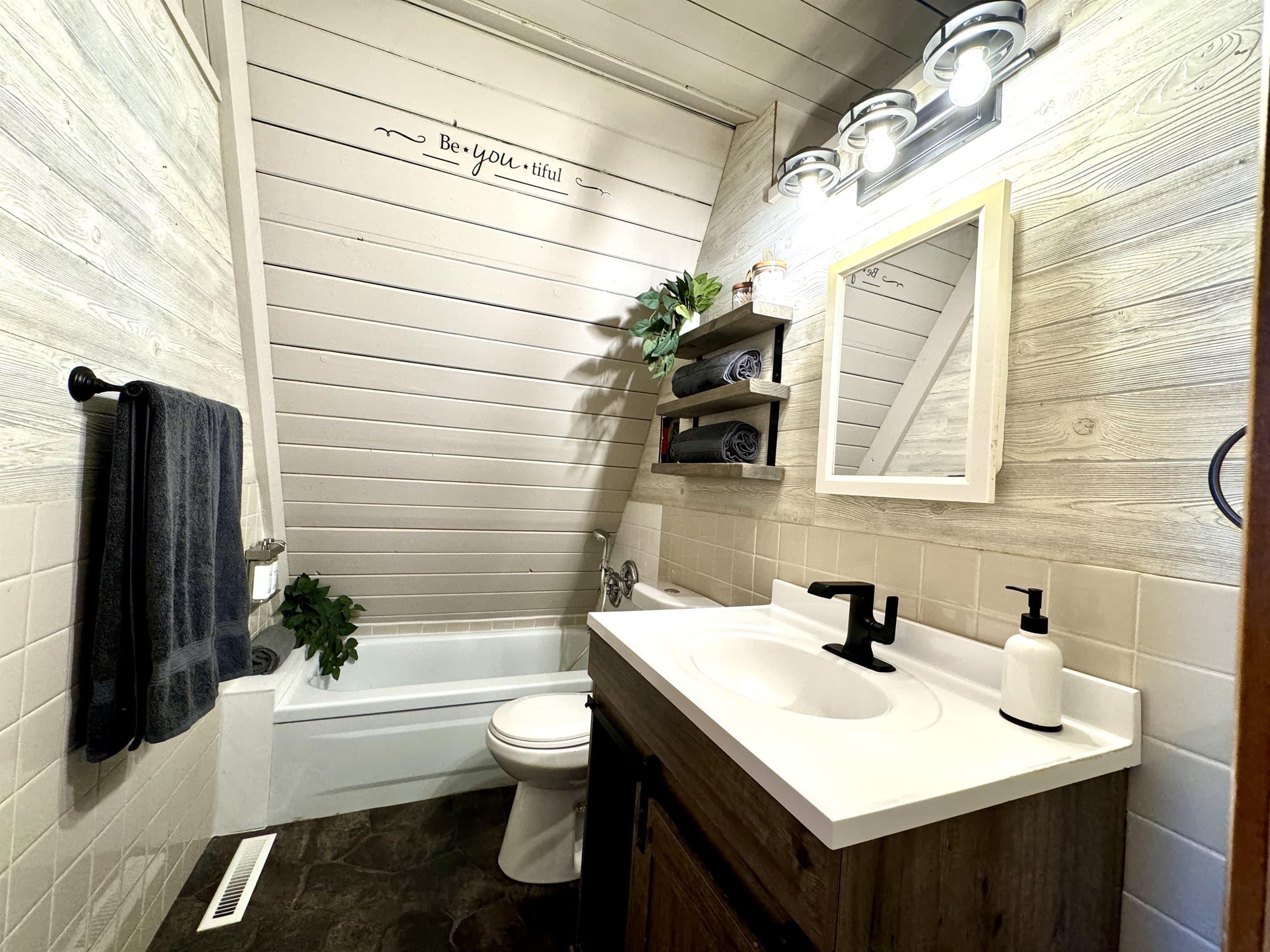 Main level | Toilet, tub and sink 