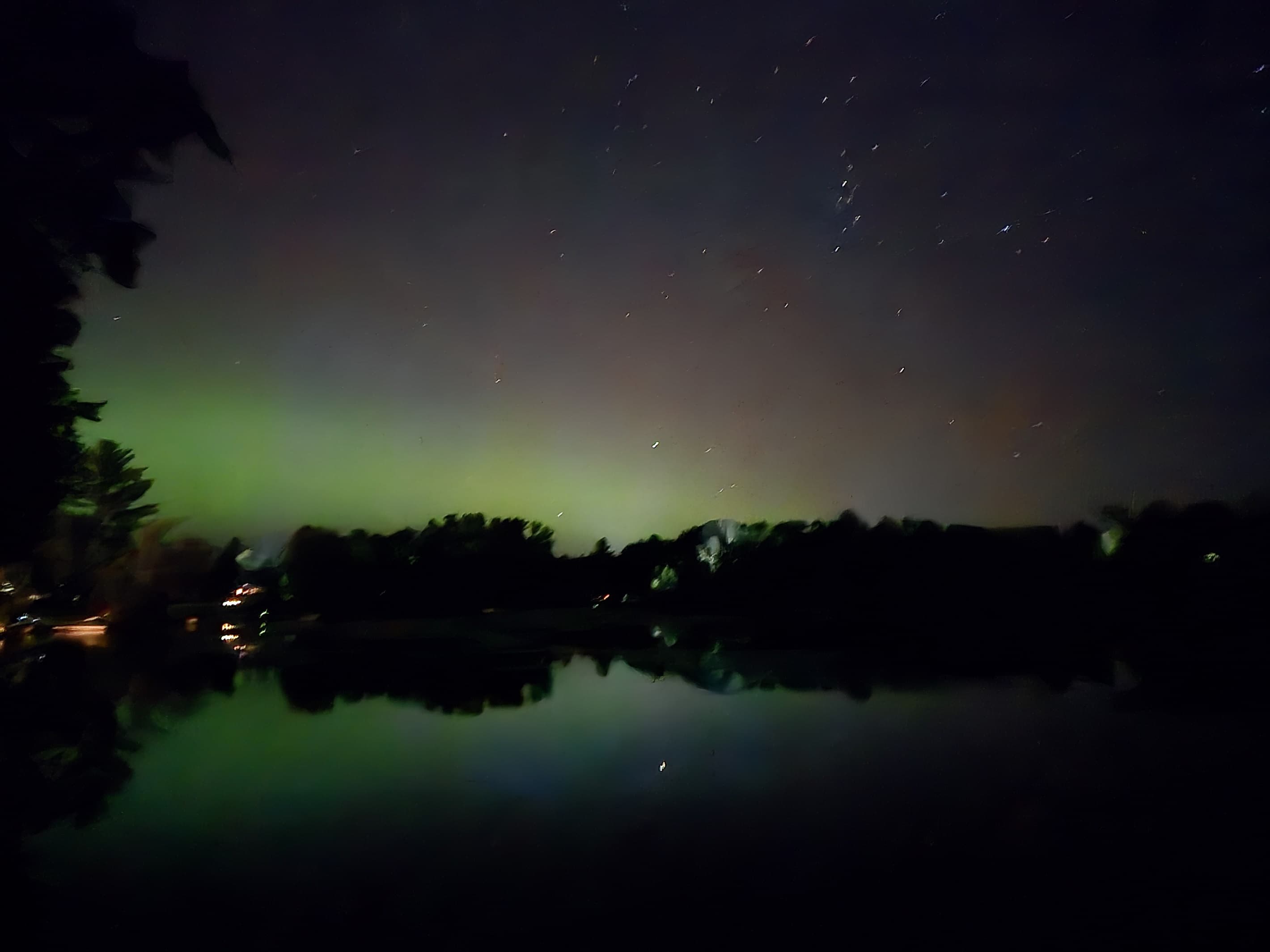 Experience the magic of the night sky at our lakeside Airbnb. With clear views of the stars and the subtle glow of the northern lights, this serene location offers an escape from city lights. Enjoy the peaceful ambiance, ideal for stargazing or quiet refle