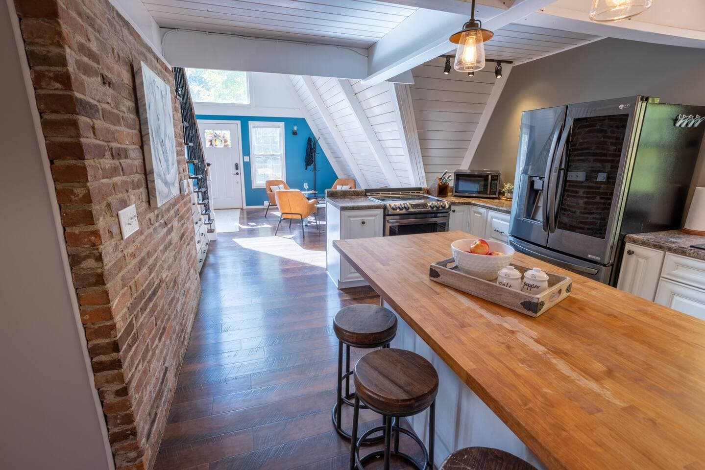 Kitchen Island seats 3