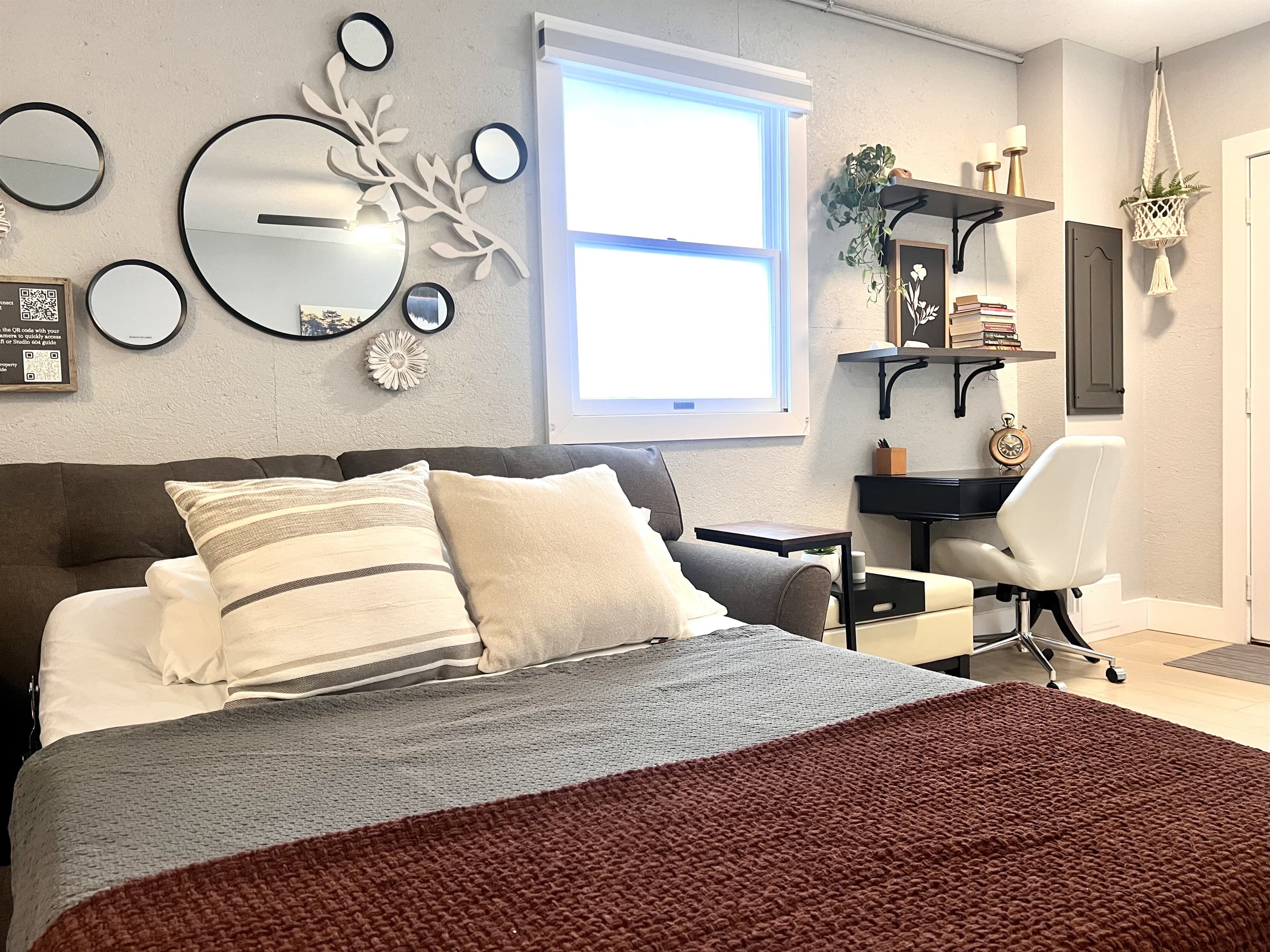 Full size pull out sofa bed. Linens, blankets and extra pillows provided.