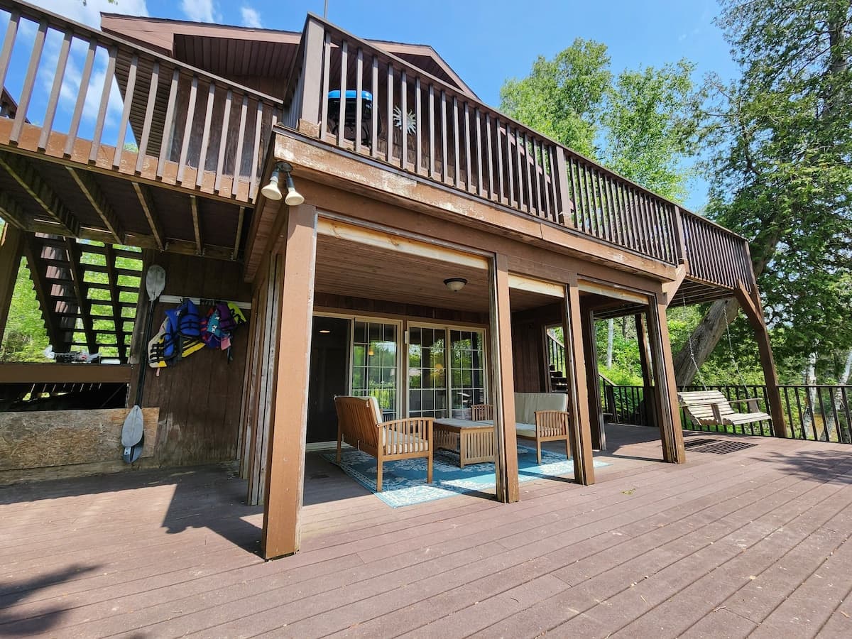 Lower deck on the river side