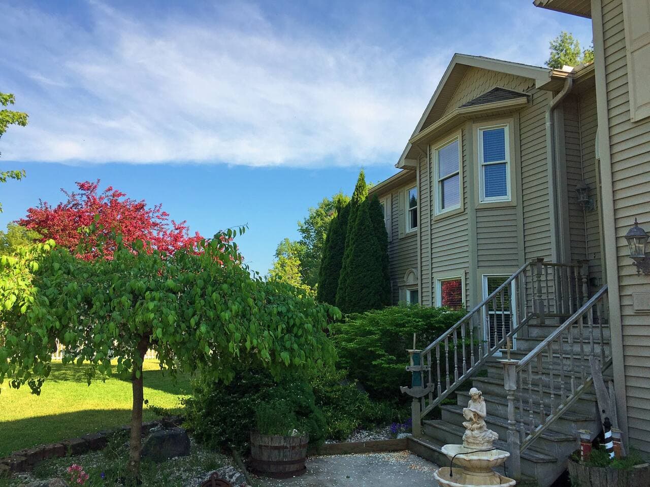 Front of home looking toward yard