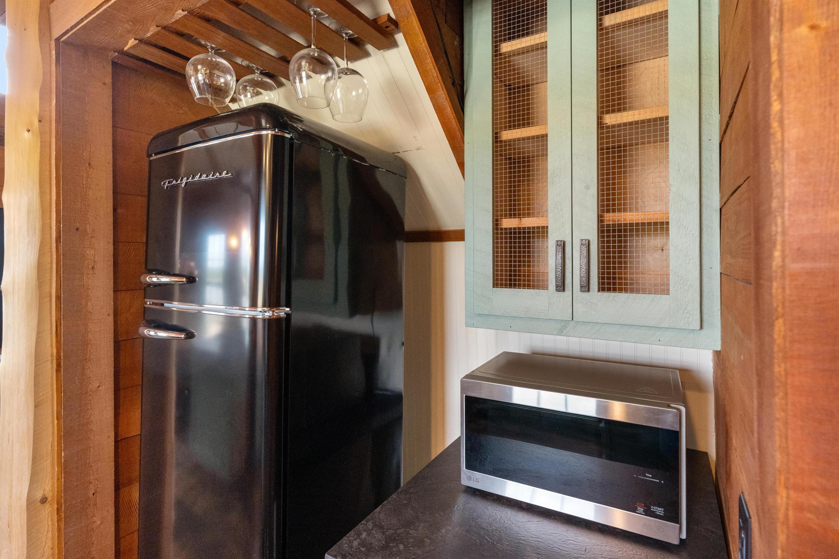 Retro refrigerator with additional refrigerator space available