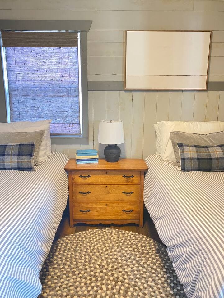 two twin sized beds in the guest bedroom