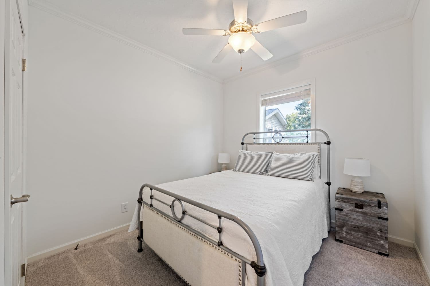 Queen sized bedroom 2