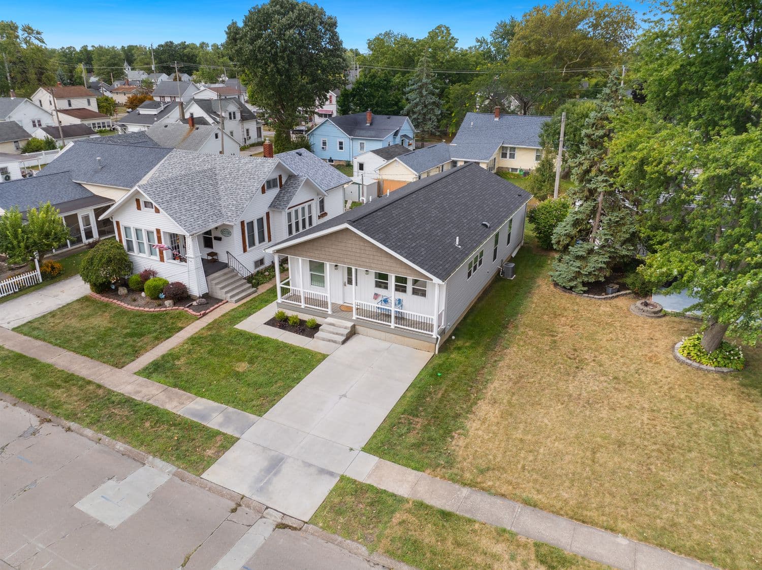 Neighboring house on the left is also available for rent for larger groups to combine stays