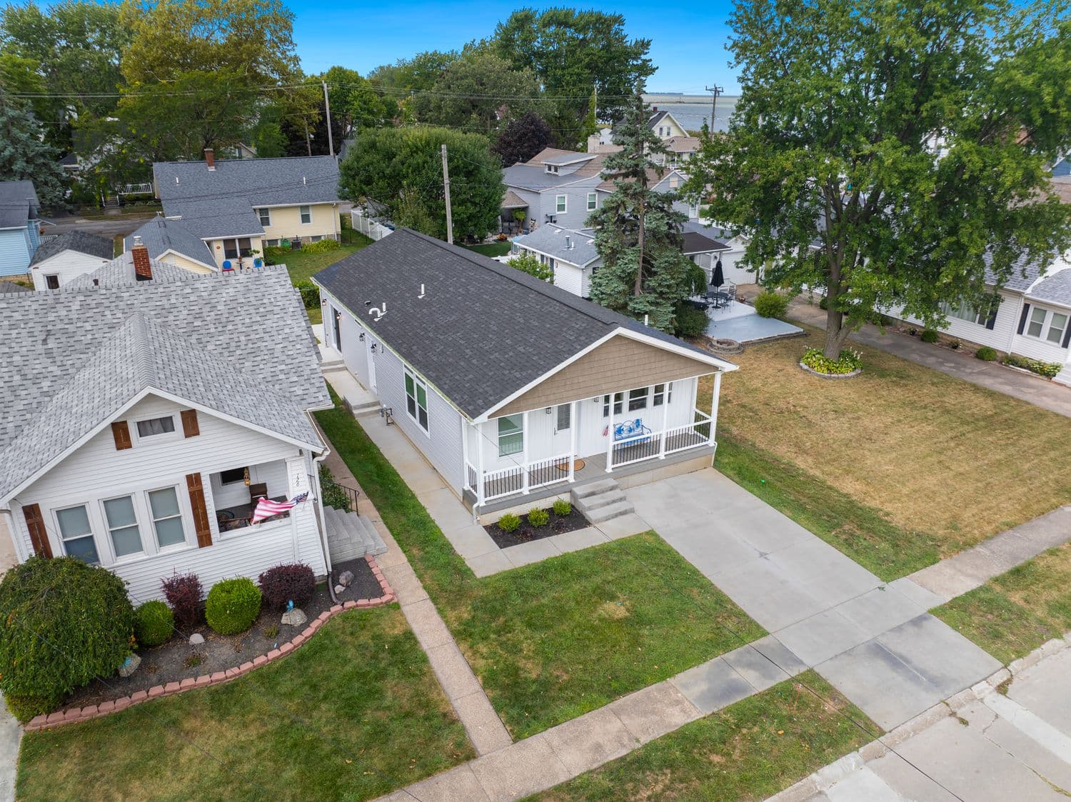 Neighboring house on the left is also available for rent for larger groups to combine stays