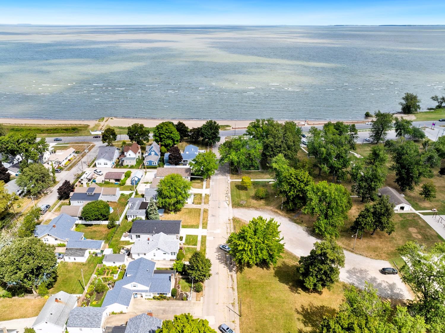 Great location near the beach and park to watch the kids play