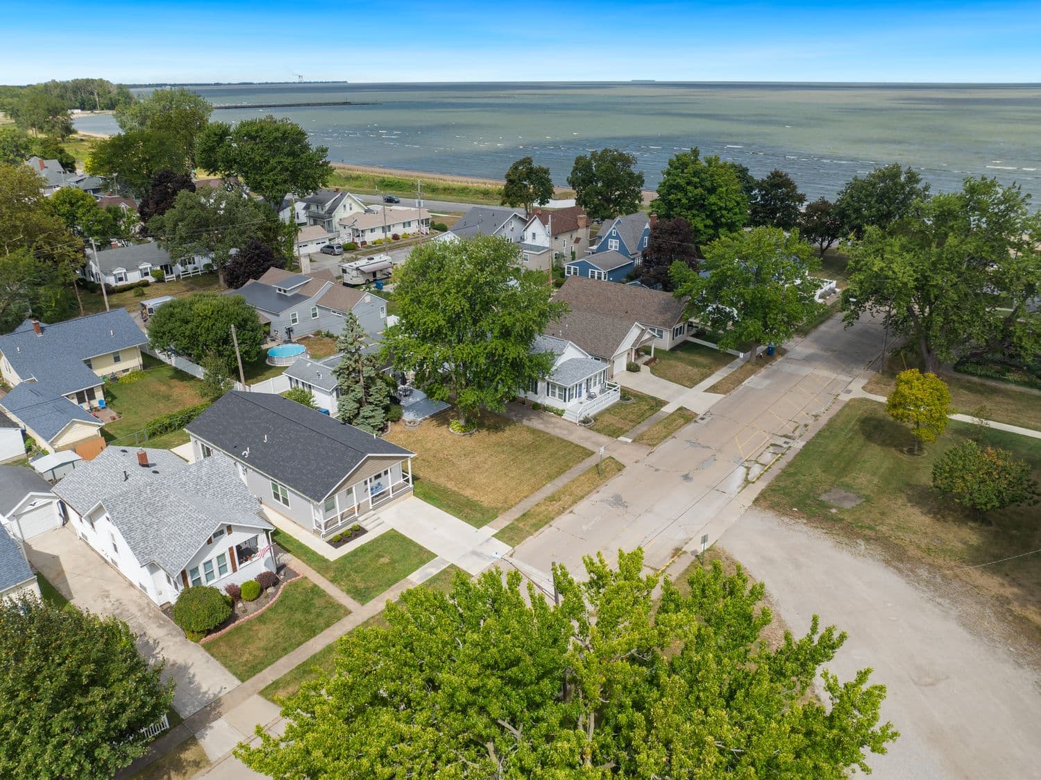 Neighboring house on the left is also available for rent for larger groups to combine stays