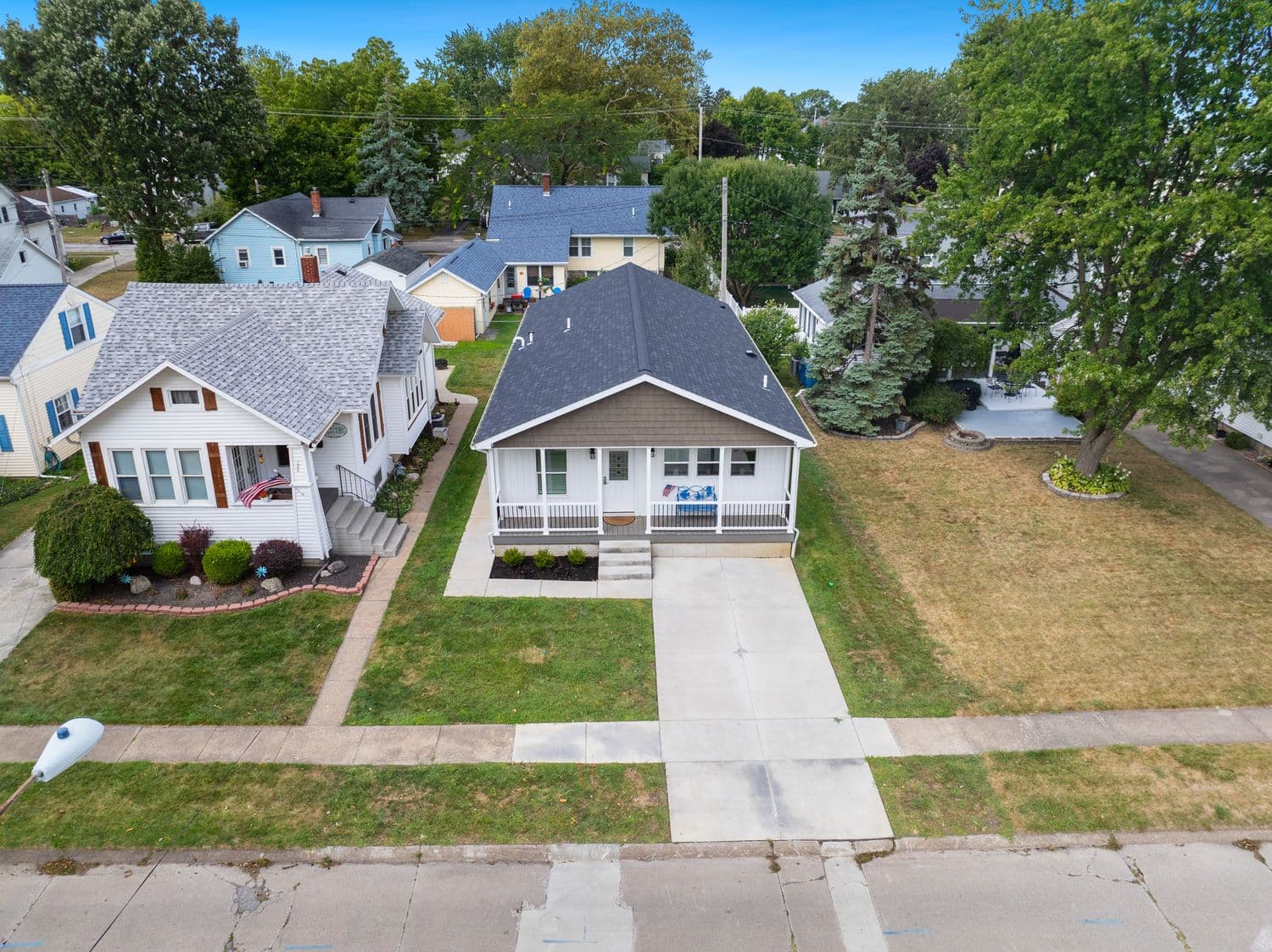 Neighboring house on the right is also available for rent for larger groups to combine stays