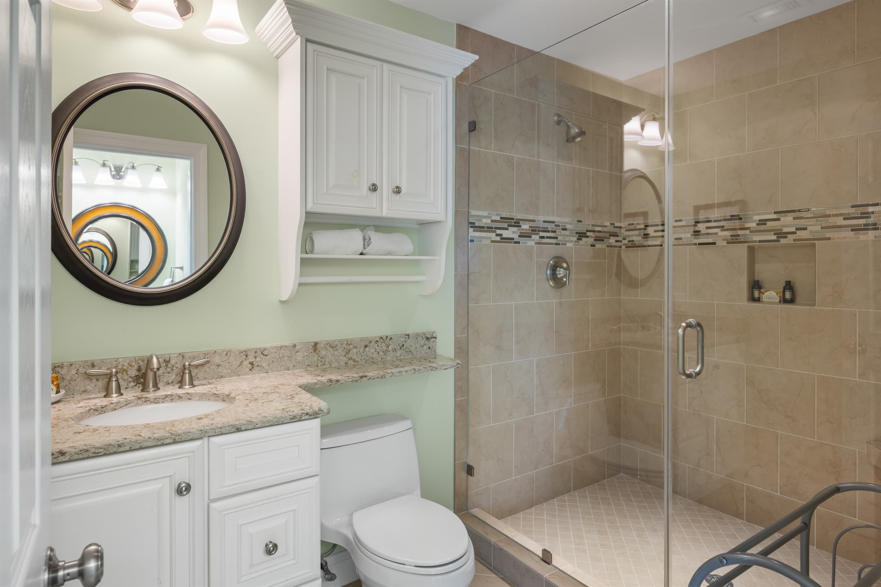 Spacious full bath w/ bright tile for easy refreshes.