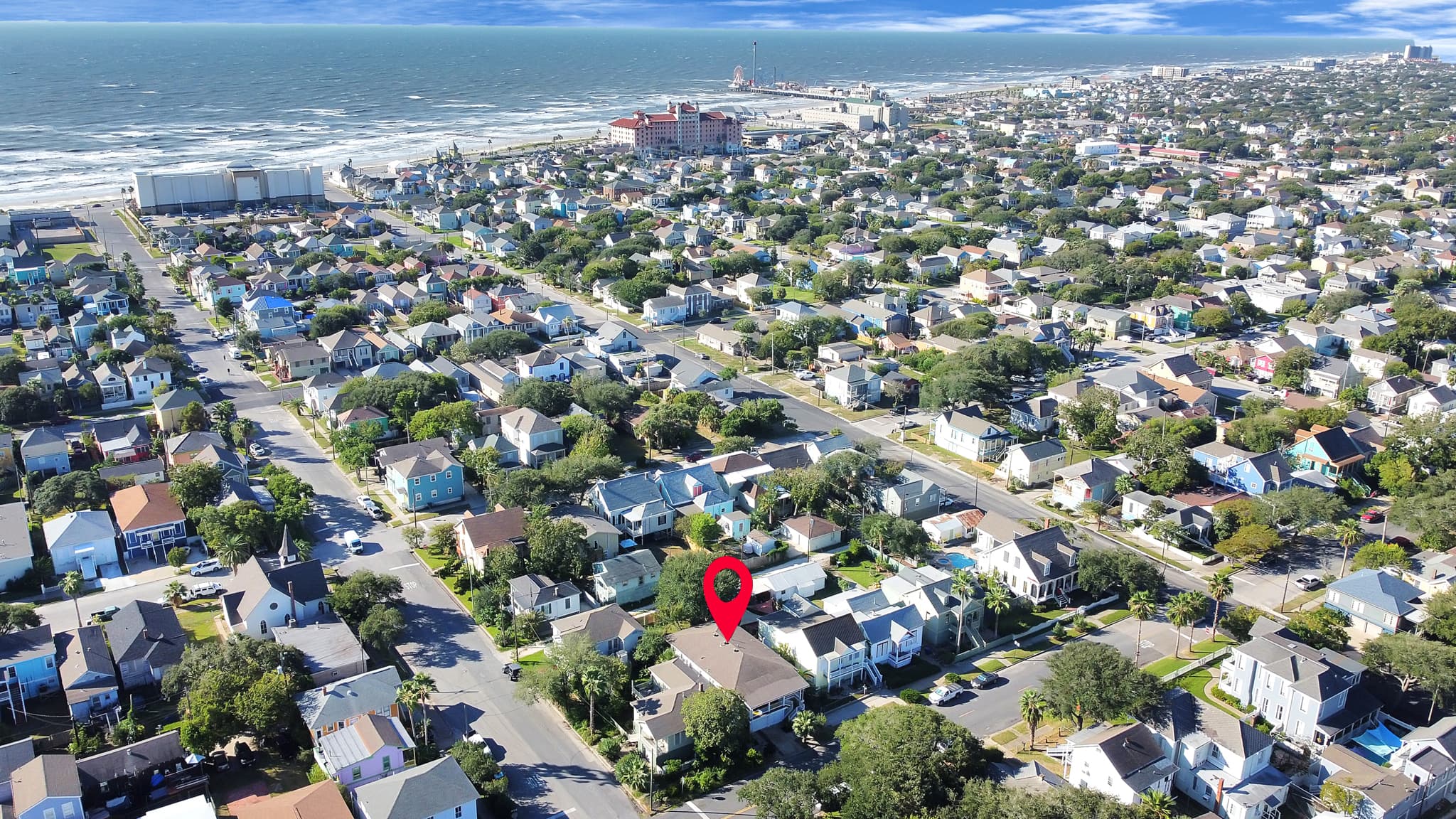 Walk or take a short drive to beaches, Moody Gardens, Schlitterbahn, and the Strand — Starboard at M gives you the whole island at your fingertips.