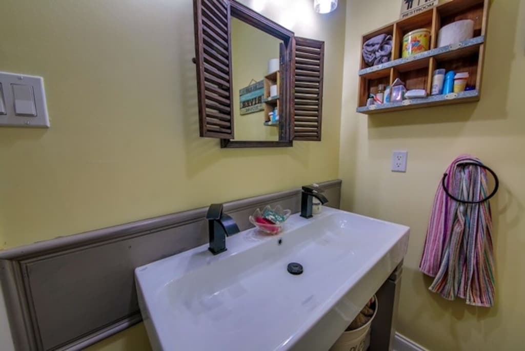 The full en-suite bathroom is bright, clean, and ready for your stay — fresh towels provided.