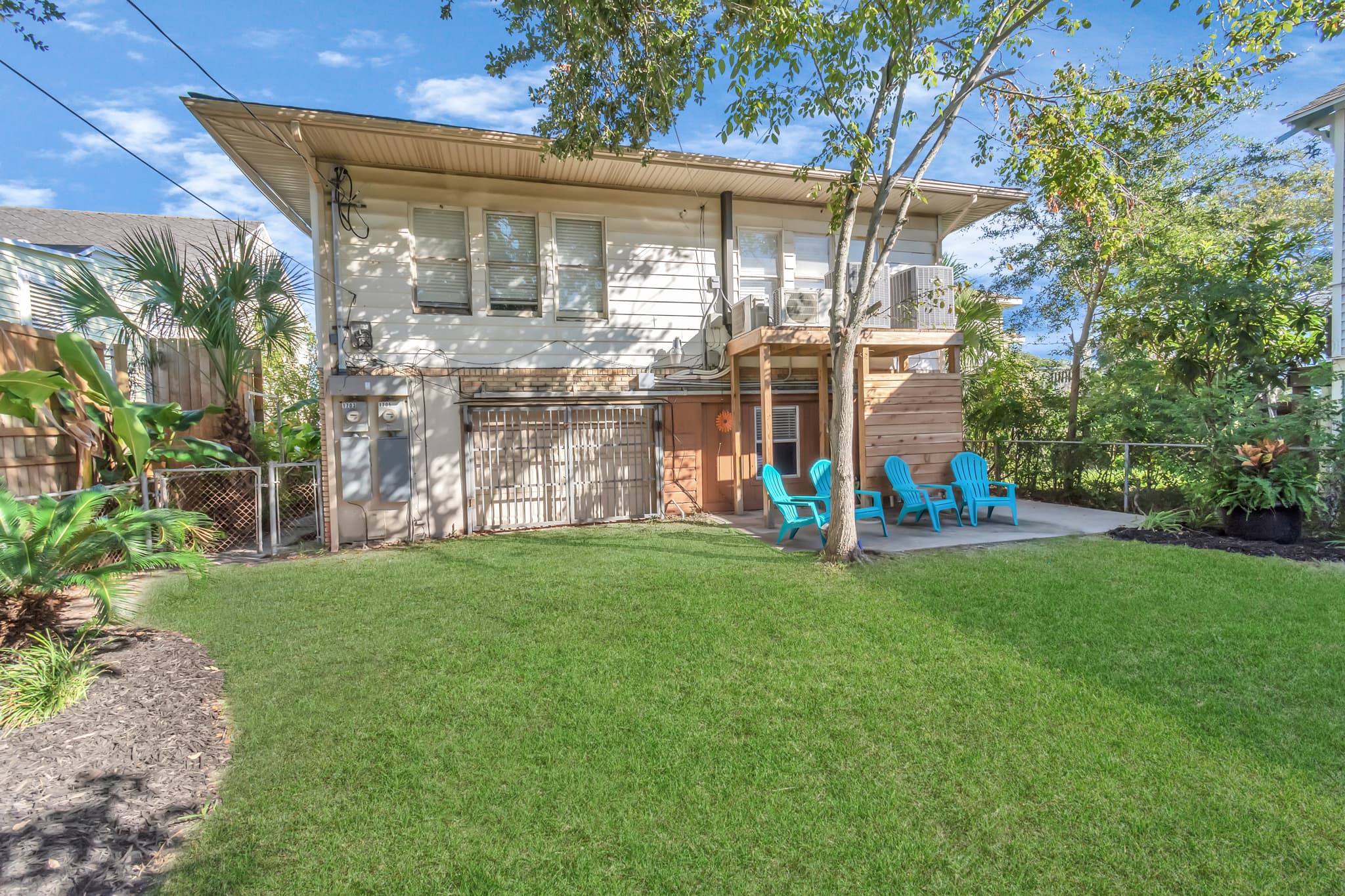 Outdoor shower, peaceful location to sit and enjoy, or also to throw a ball around to enjoy!