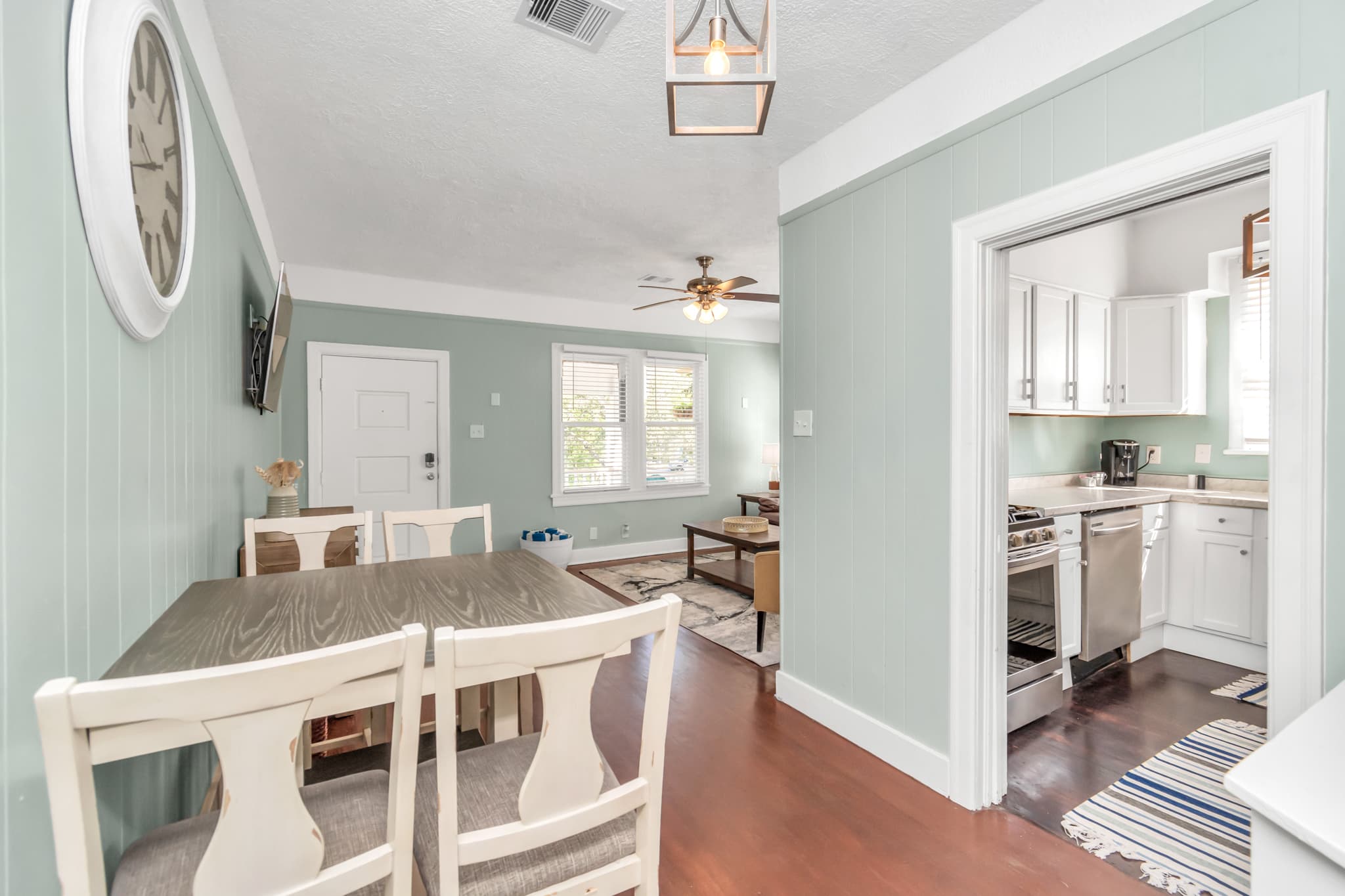 Come setup a small meal for all to enjoy, direct from the kitchen and further opens up to the living room.
