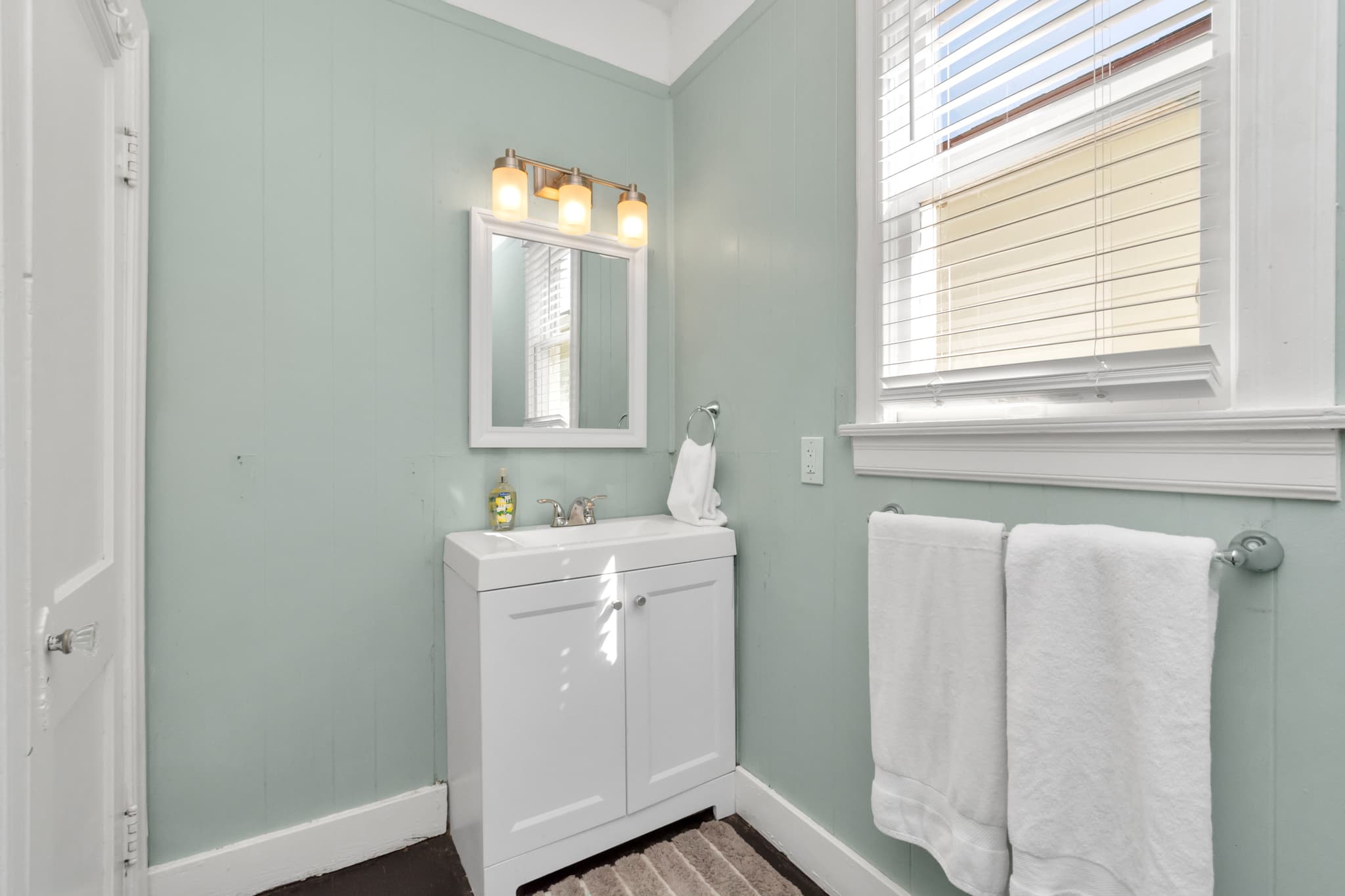 Come get ready for the day and enjoy in this full bath!