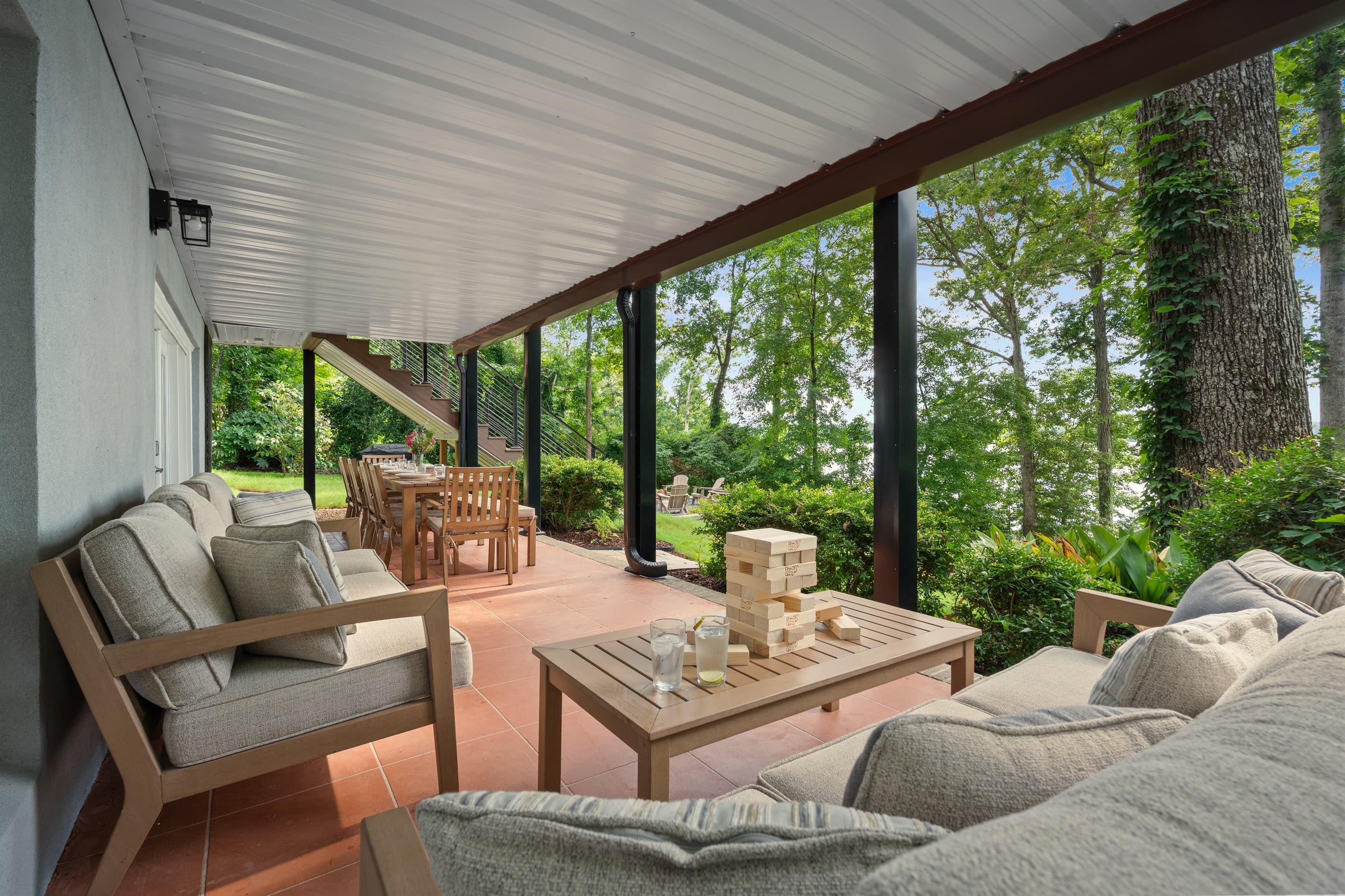 Al fresco dining and lounging