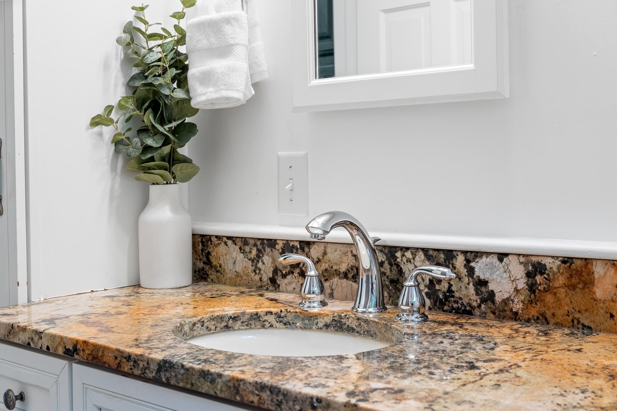 Clean 1st floor bath w/ bright tile details