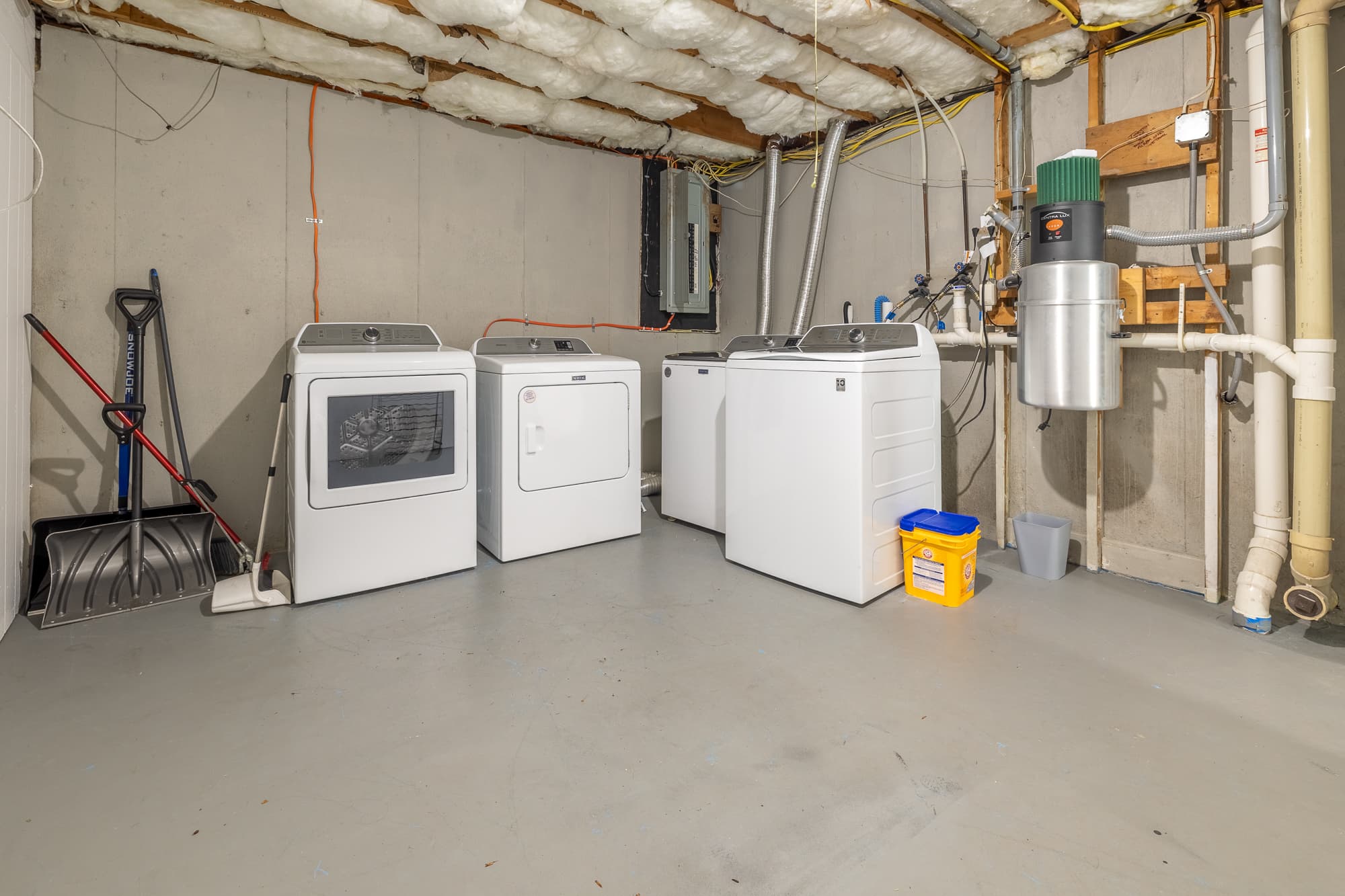 Handy washer & dryer area for easy cleanup