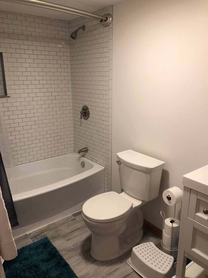 Full bathroom in guest house 