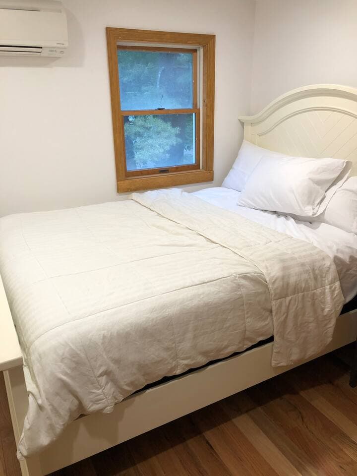 Bedroom #5 queen bed in guest house 