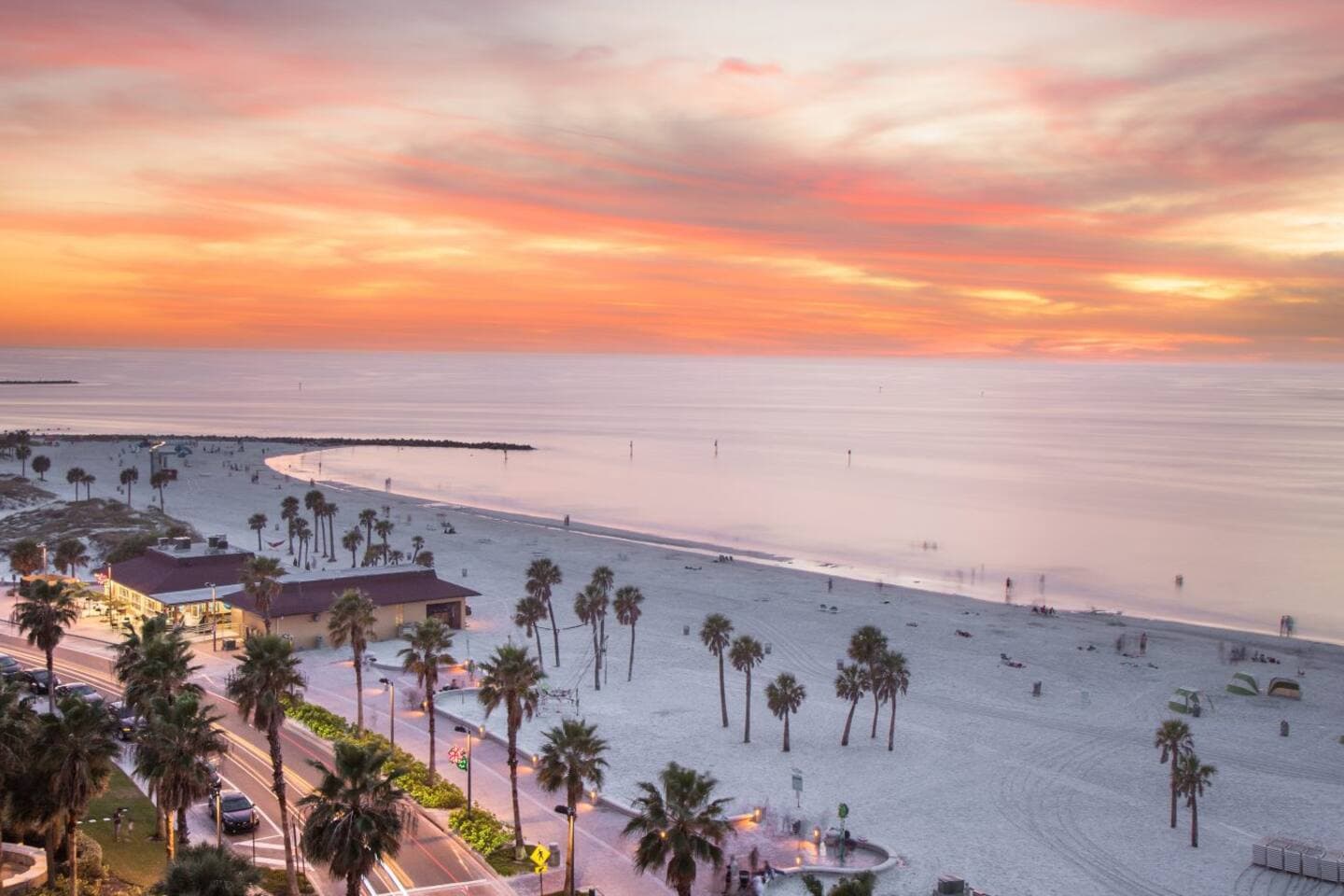 The best beaches are about 30 minutes away. Enjoy gorgeous sunsets and quartz crystal sand. 