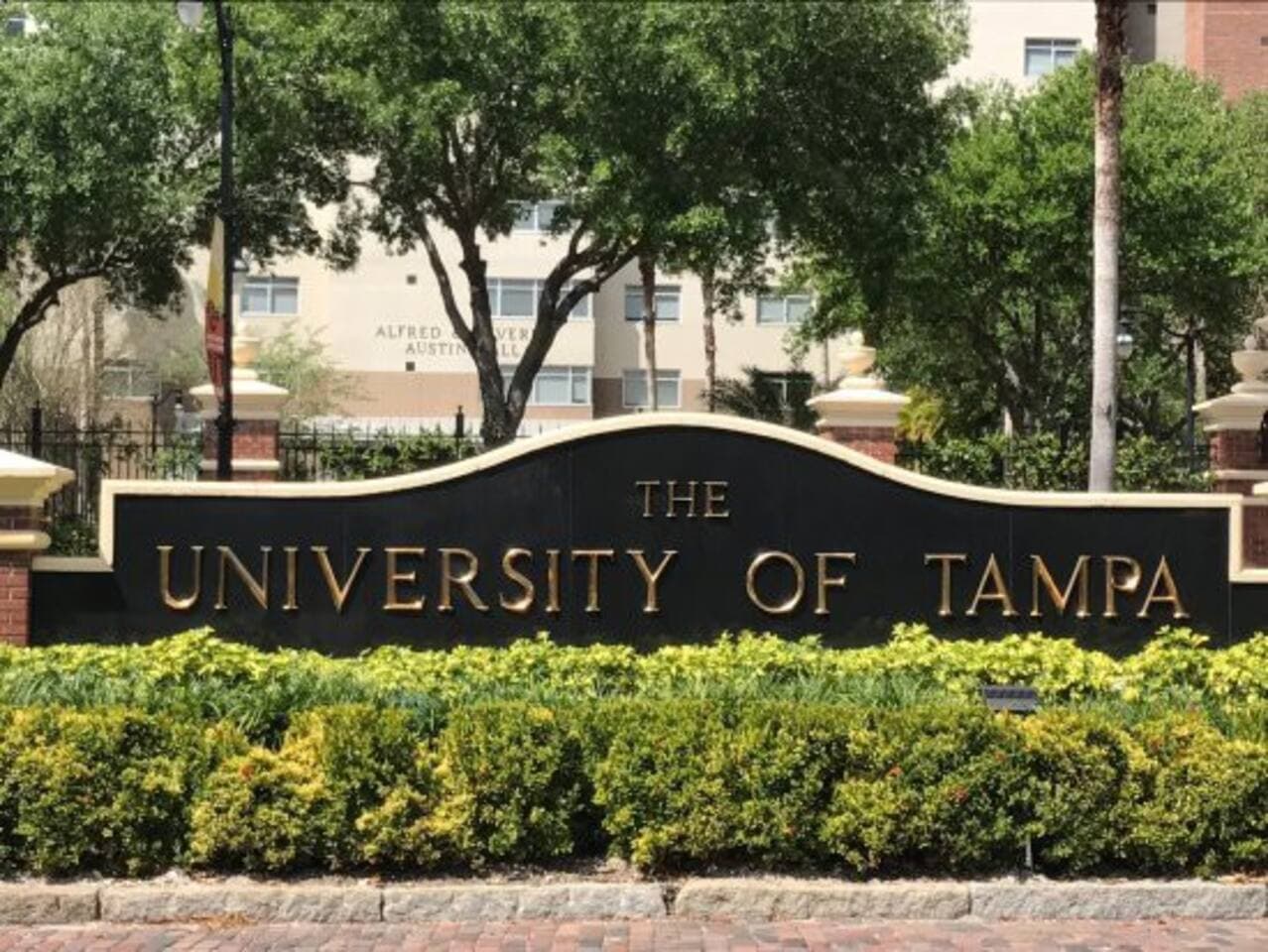 12 minutes to the University of Tampa!